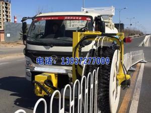 河南都市機械設(shè)備有限公司與晉中**共同研制開發(fā)成功了新型的護欄清洗車